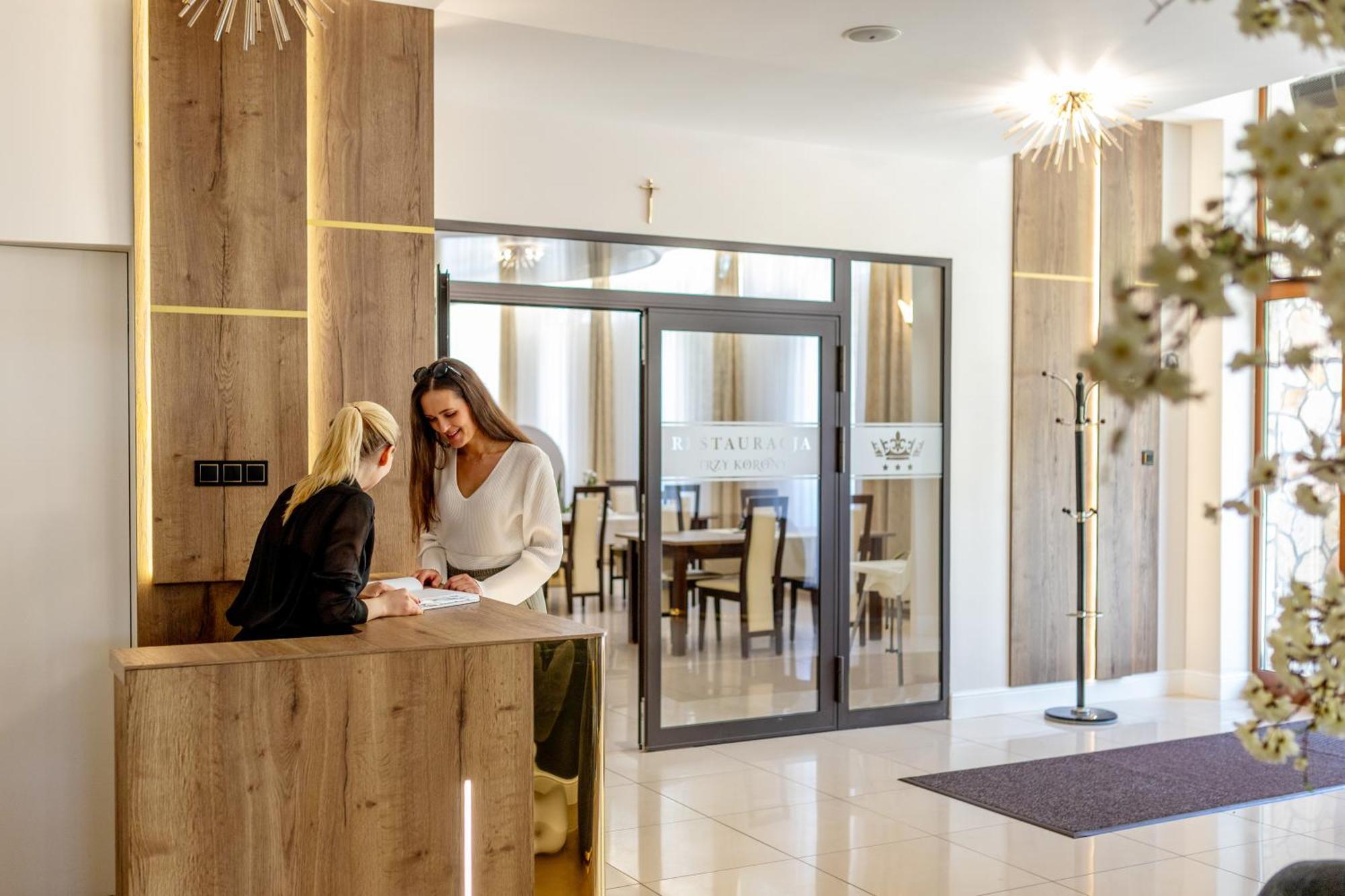 Trzy Korony Hotel Głogów Małopolski Eksteriør billede